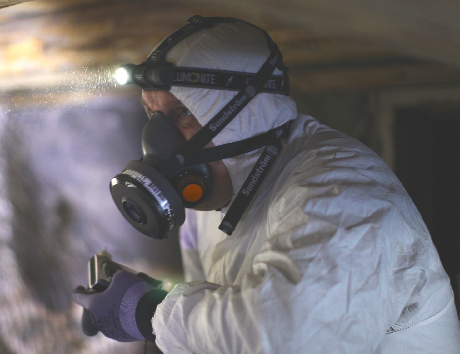 Kuntotarkastaja Pekka Vaittinen tarkastamassa omakotitalon alapohjaa.